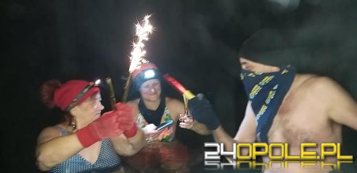 Tradycyjnie powitali Nowy Rok w zimnej wodzie