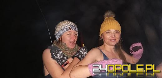 Tradycyjnie powitali Nowy Rok w zimnej wodzie