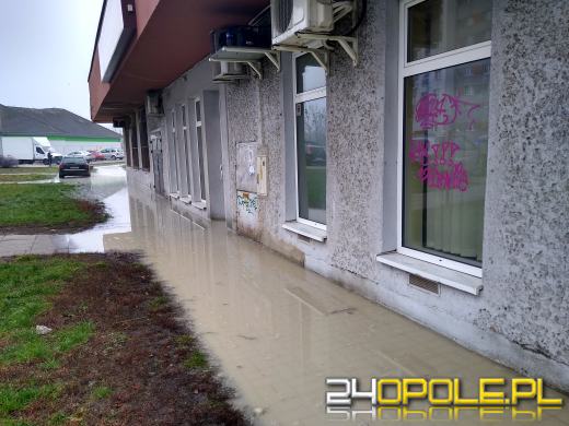 Awaria sieci wodociągowej na osiedlu Armii Krajowej - zdjęcia czytelników