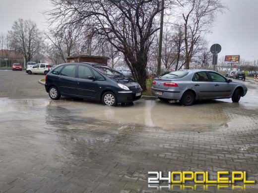 Awaria sieci wodociągowej na osiedlu Armii Krajowej - zdjęcia czytelników