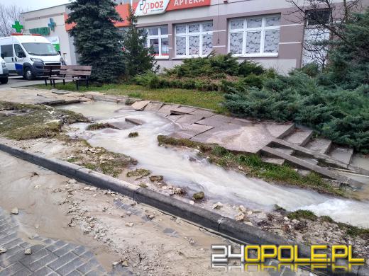 Awaria sieci wodociągowej na osiedlu Armii Krajowej - zdjęcia czytelników