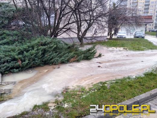 Awaria sieci wodociągowej na osiedlu Armii Krajowej - zdjęcia czytelników