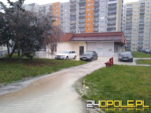 Awaria sieci wodociągowej na osiedlu Armii Krajowej - zdjęcia czytelników
