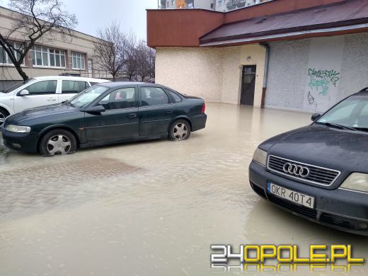Awaria sieci wodociągowej na osiedlu Armii Krajowej - zdjęcia czytelników