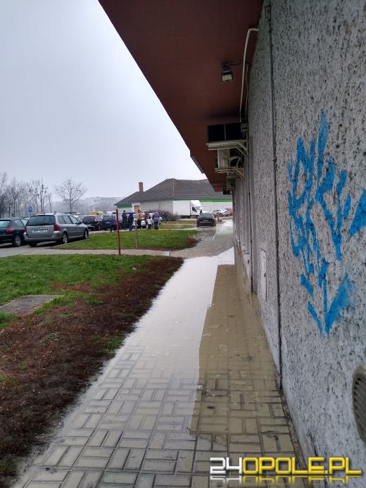 Awaria sieci wodociągowej na osiedlu Armii Krajowej - zdjęcia czytelników