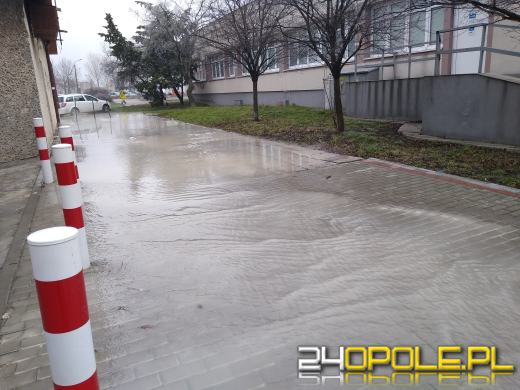 Awaria sieci wodociągowej na osiedlu Armii Krajowej - zdjęcia czytelników