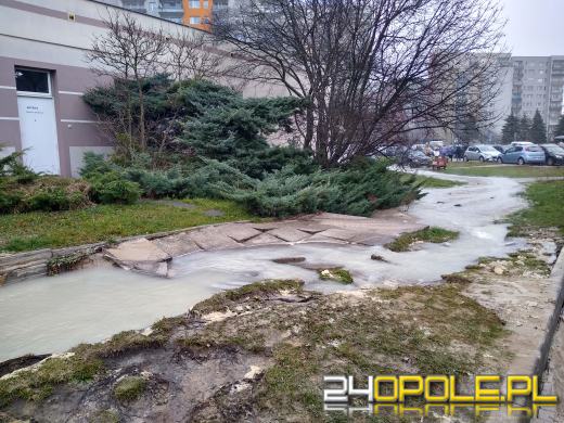 Awaria sieci wodociągowej na osiedlu Armii Krajowej - zdjęcia czytelników