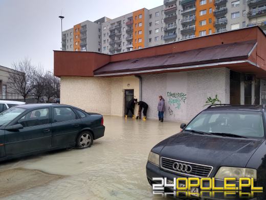 Awaria sieci wodociągowej na osiedlu Armii Krajowej - zdjęcia czytelników