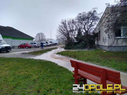 Awaria sieci wodociągowej na osiedlu Armii Krajowej - zdjęcia czytelników
