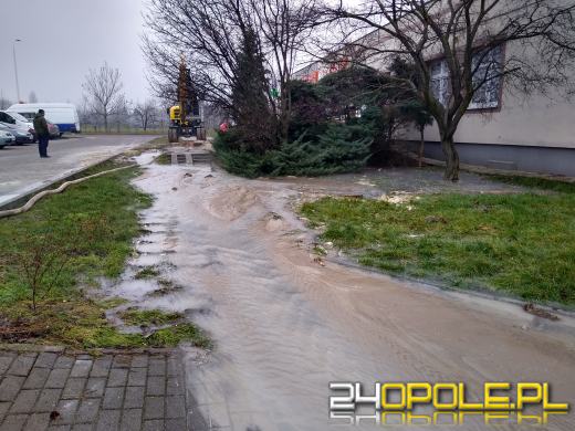 Awaria sieci wodociągowej na osiedlu Armii Krajowej - zdjęcia czytelników