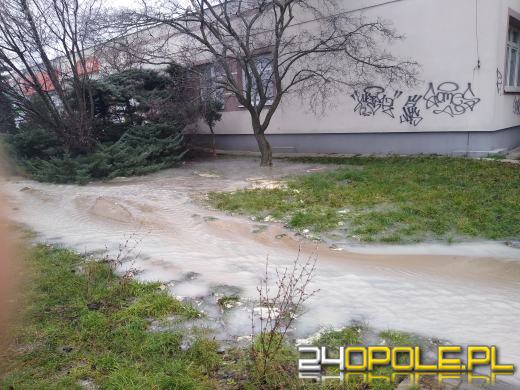 Awaria sieci wodociągowej na osiedlu Armii Krajowej - zdjęcia czytelników