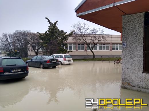 Awaria sieci wodociągowej na osiedlu Armii Krajowej - zdjęcia czytelników