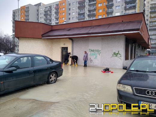 Awaria sieci wodociągowej na osiedlu Armii Krajowej - zdjęcia czytelników