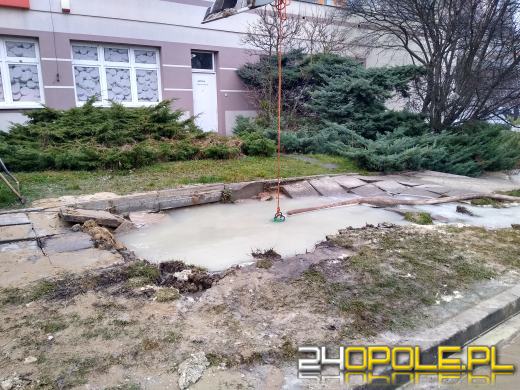 Awaria sieci wodociągowej na osiedlu Armii Krajowej - zdjęcia czytelników