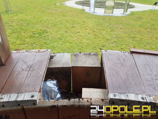 Dramatyczny stan parku sensorycznego w Opolu. Rozbite lustra, wyrwane ławki, szkło...