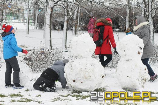 Dzieci doczekały się zimy! Park AK pełen śnieżnych bałwanów