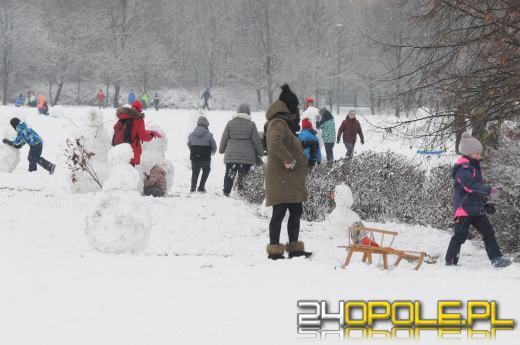 Dzieci doczekały się zimy! Park AK pełen śnieżnych bałwanów