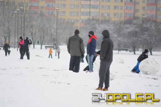 Dzieci doczekały się zimy! Park AK pełen śnieżnych bałwanów