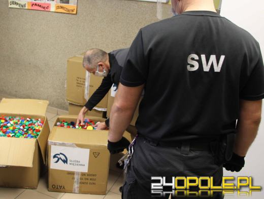 Głubczyccy skazani i funkcjonariusze cały czas pomagają. Zebrali 32 tysiące nakrętek