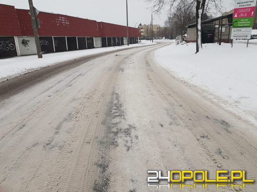 Zima zaatakowała i sparaliżowała ruch na drogach. Czytelnicy podzielili się zdjęciami