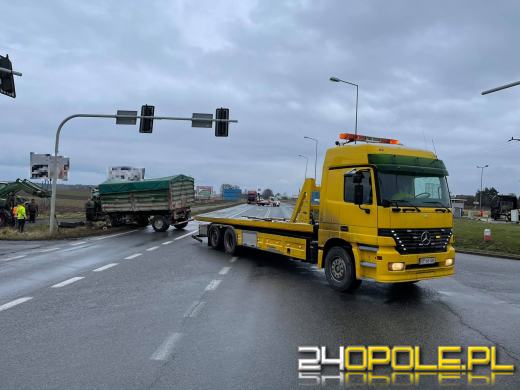 Kierujący ciągnikiem rolniczym wypadł z drogi. Kierowca ukarany mandatem