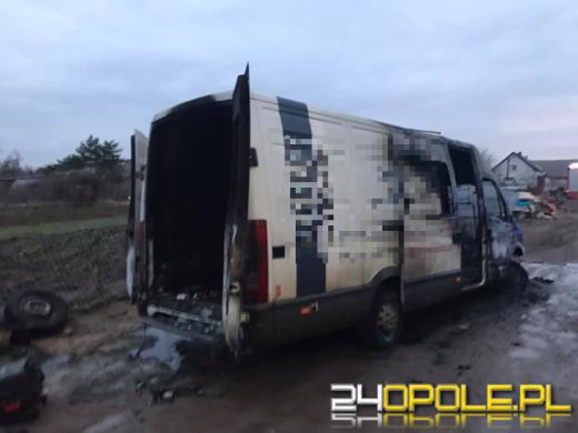 Właściciel chciał odśnieżyć auto. Bus stanął w płomieniach