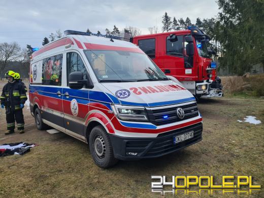 Mężczyzna naprawiał auto - nagle pojazd spadł z lewarka i przygniótł mężczyznę