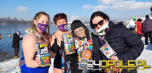 Zanurzeni w zimnej wodzie "grają" do puszek Wielkiej Orkiestry Świątecznej Pomocy