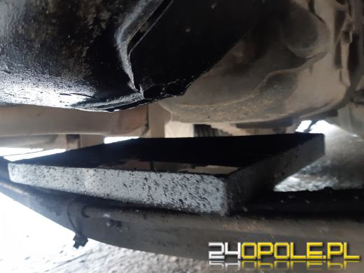 Dodatkowy pojemnik miał ukryć wyciek płynów eksploatacyjnych