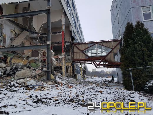 Trwa rozbiórka biurowca na ulicy Zielonogórskiej. Pamiętacie REMAK?