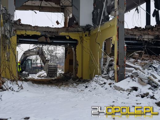 Trwa rozbiórka biurowca na ulicy Zielonogórskiej. Pamiętacie REMAK?