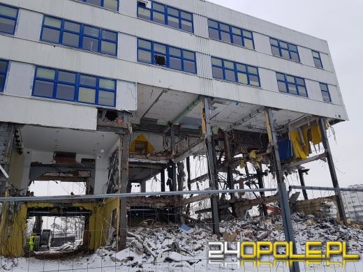 Trwa rozbiórka biurowca na ulicy Zielonogórskiej. Pamiętacie REMAK?