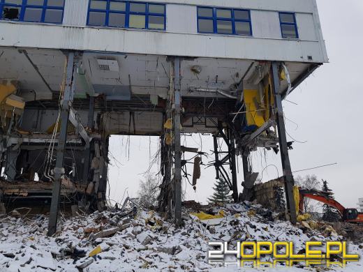 Trwa rozbiórka biurowca na ulicy Zielonogórskiej. Pamiętacie REMAK?