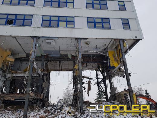 Trwa rozbiórka biurowca na ulicy Zielonogórskiej. Pamiętacie REMAK?