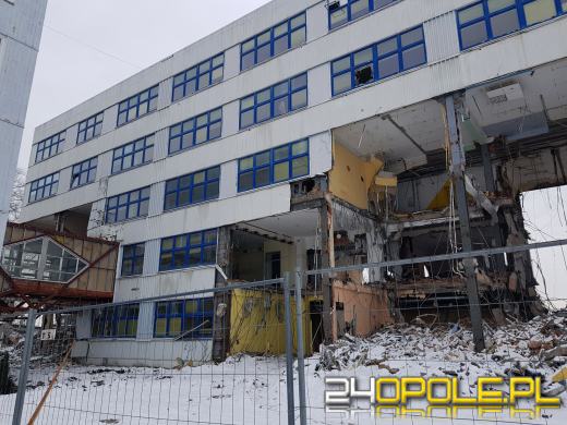 Trwa rozbiórka biurowca na ulicy Zielonogórskiej. Pamiętacie REMAK?