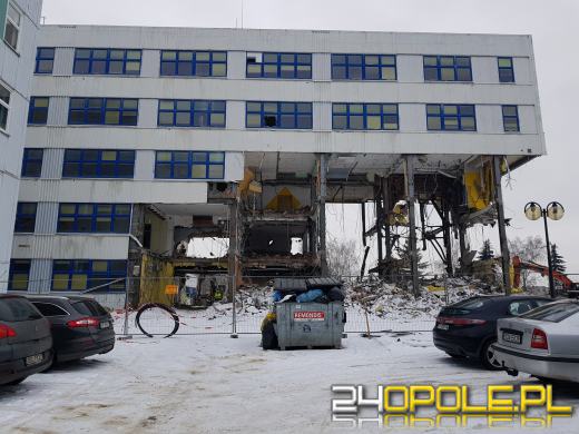 Trwa rozbiórka biurowca na ulicy Zielonogórskiej. Pamiętacie REMAK?