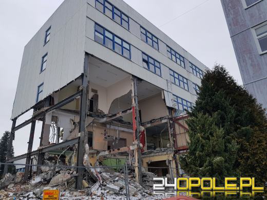 Trwa rozbiórka biurowca na ulicy Zielonogórskiej. Pamiętacie REMAK?