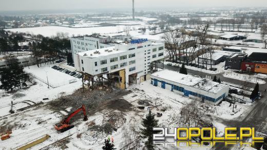 Trwa rozbiórka biurowca na ulicy Zielonogórskiej. Pamiętacie REMAK?