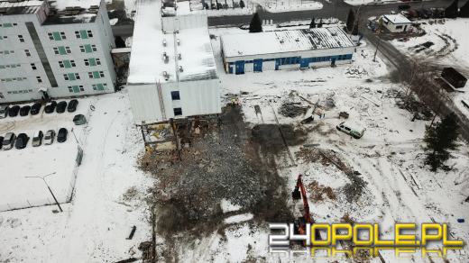 Trwa rozbiórka biurowca na ulicy Zielonogórskiej. Pamiętacie REMAK?