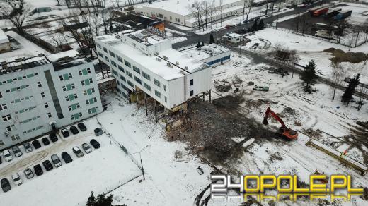 Trwa rozbiórka biurowca na ulicy Zielonogórskiej. Pamiętacie REMAK?