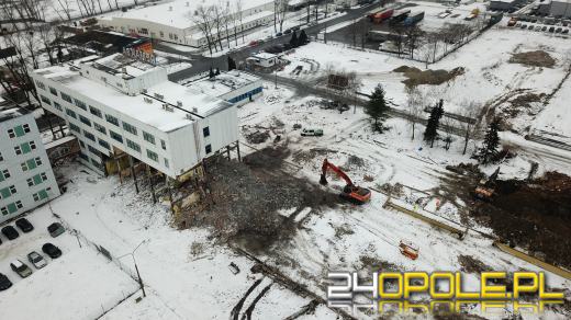 Trwa rozbiórka biurowca na ulicy Zielonogórskiej. Pamiętacie REMAK?