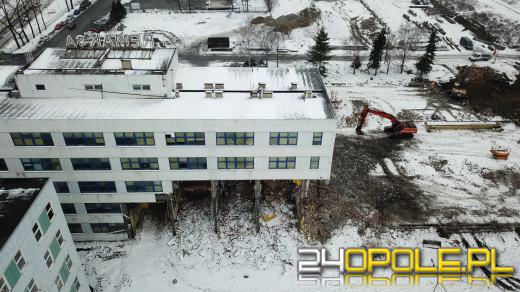 Trwa rozbiórka biurowca na ulicy Zielonogórskiej. Pamiętacie REMAK?