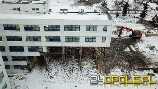 Trwa rozbiórka biurowca na ulicy Zielonogórskiej. Pamiętacie REMAK?