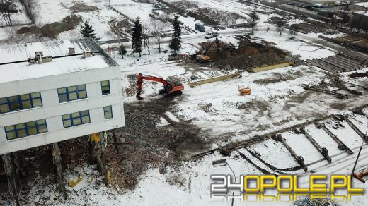 Trwa rozbiórka biurowca na ulicy Zielonogórskiej. Pamiętacie REMAK?