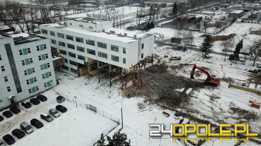 Trwa rozbiórka biurowca na ulicy Zielonogórskiej. Pamiętacie REMAK?