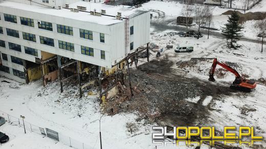 Trwa rozbiórka biurowca na ulicy Zielonogórskiej. Pamiętacie REMAK?