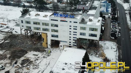 Trwa rozbiórka biurowca na ulicy Zielonogórskiej. Pamiętacie REMAK?