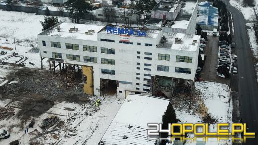 Trwa rozbiórka biurowca na ulicy Zielonogórskiej. Pamiętacie REMAK?