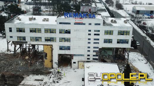 Trwa rozbiórka biurowca na ulicy Zielonogórskiej. Pamiętacie REMAK?