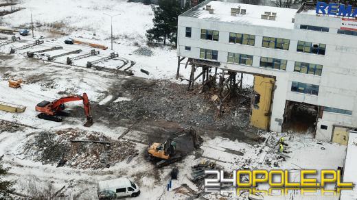 Trwa rozbiórka biurowca na ulicy Zielonogórskiej. Pamiętacie REMAK?